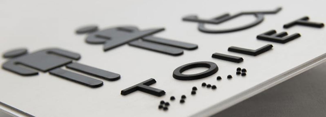 Schilder mit Blindenschrift